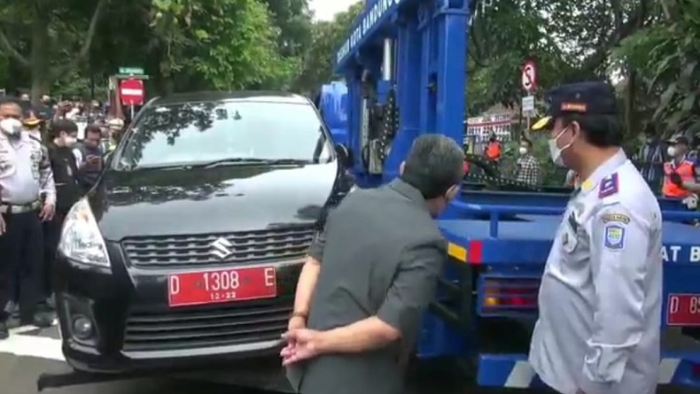 Beri Efek Jera kepada Pelaku Parkir Liar, Pemkot Bandung Hadirkan Bandrek
