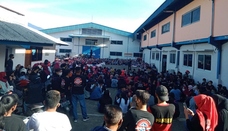 Tuntut Pengangkatan Karyawan Tetap, Ribuan Buruh Garmen di Sukabumi Mogok Kerja