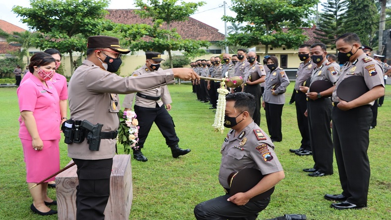 Tradisi Siraman Air Kembang Warnai Acara Kenaikan Pangkat di Mapolres Magelang