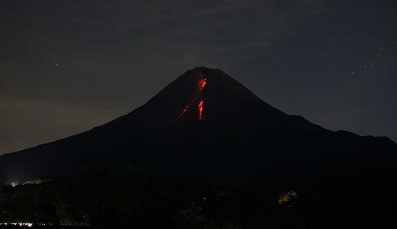 Awas, Gunung Merapi Keluarkan Guguran Lava Pijar Sejauh 2 Km ke Arah Barat Daya