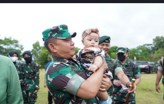 Momen KSAD Jenderal Dudung Bercengkerama dengan Anak Prajuritnya