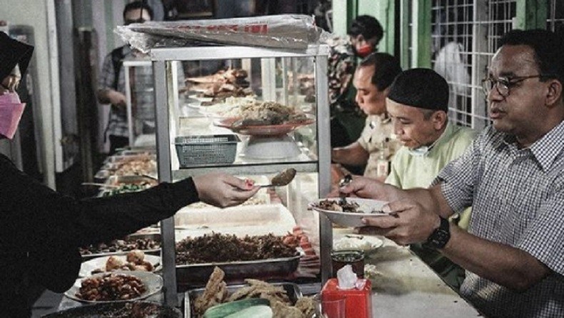 Makan Siang di Warteg Peong, Anies Pesan Telur Balado Campur Orek Tempe Tanpa Lengkuas
