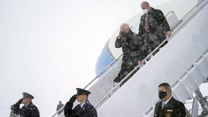 Joe Biden Terjebak di Pesawat Air Force One akibat Badai Salju Parah