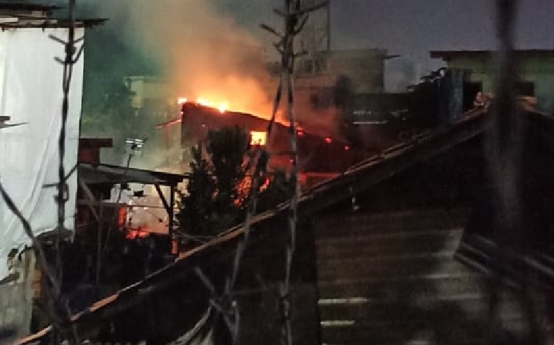 Kebakaran Hanguskan 4 Rumah di Cakung, 21 Jiwa Kehilangan Tempat Tinggal