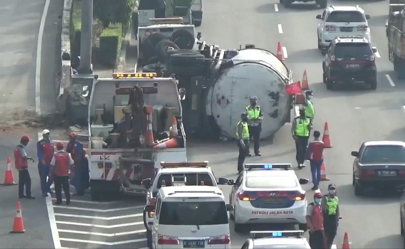 Truk Bermuatan Batu Bara Terguling di Pasar Rebo, Bikin Macet hingga 5 Km