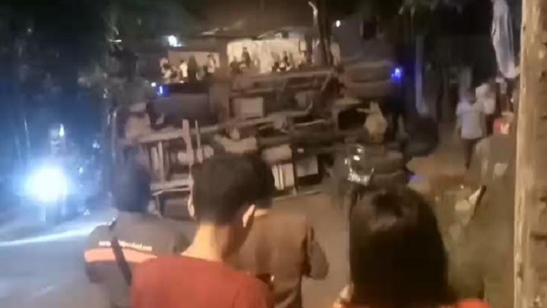 Truk Tak Kuat Nanjak di Bogor, Bergerak Mundur Tabrak Pengendara Motor hingga Tewas 