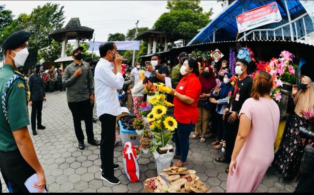 Sapa Pedagang di Pasar Purwodadi, Jokowi Bagikan Bantuan Sembako hingga Uang