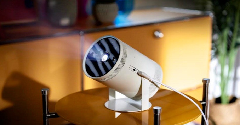 Proyektor Baru Samsung Punya Dudukan Fleksibel, Mungkinkan Rotasi hingga 180 Derajat