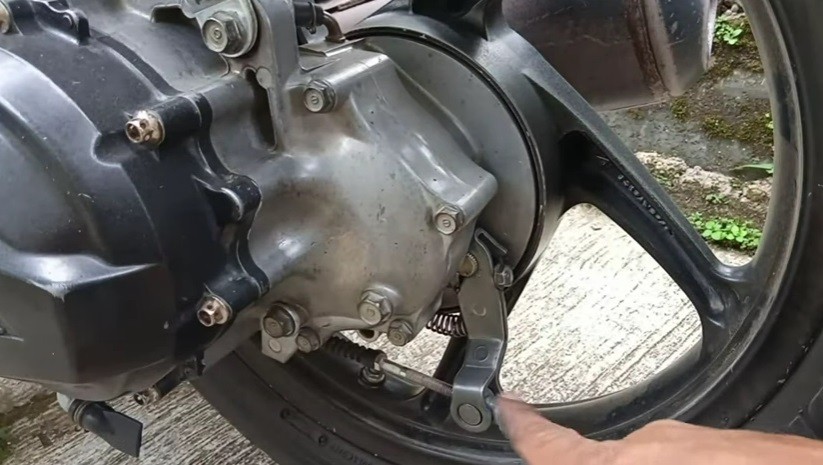 Cara Setting Rem Belakang Motor Matic Sendiri, Ini yang Harus Diperhatikan