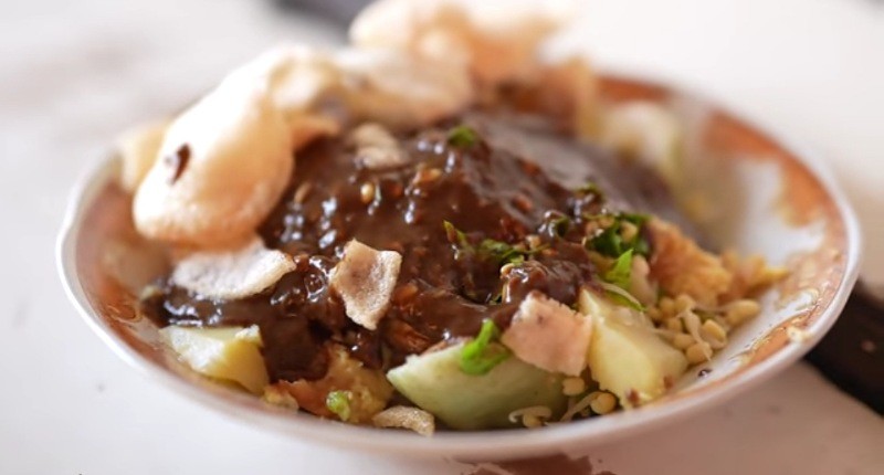 Pilihan Kuliner di Surabaya, Asyik Mencicipi Tahu Tek Legendaris Berusia Setengah Abad