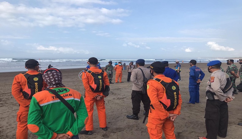 Berenang Terlalu ke Tengah, Pemuda Hilang Digulung Ombak di Pangandaran