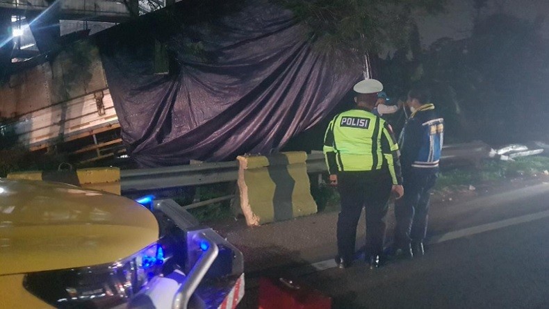 Truk Terguling di Tol JORR KM 44.300 Jatiwarna Arah Cikunir