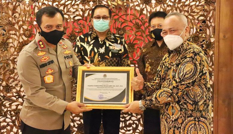  Kapolda dan Wakapolda Jateng Raih Penghargaan Penegakan Hukum Peredaran Satwa Liar