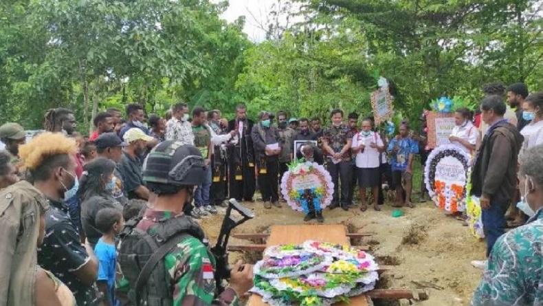 Dengar Kepala Kampung di Keerom Meninggal, Satgas TNI Yonif 711 Bantu Pemakaman