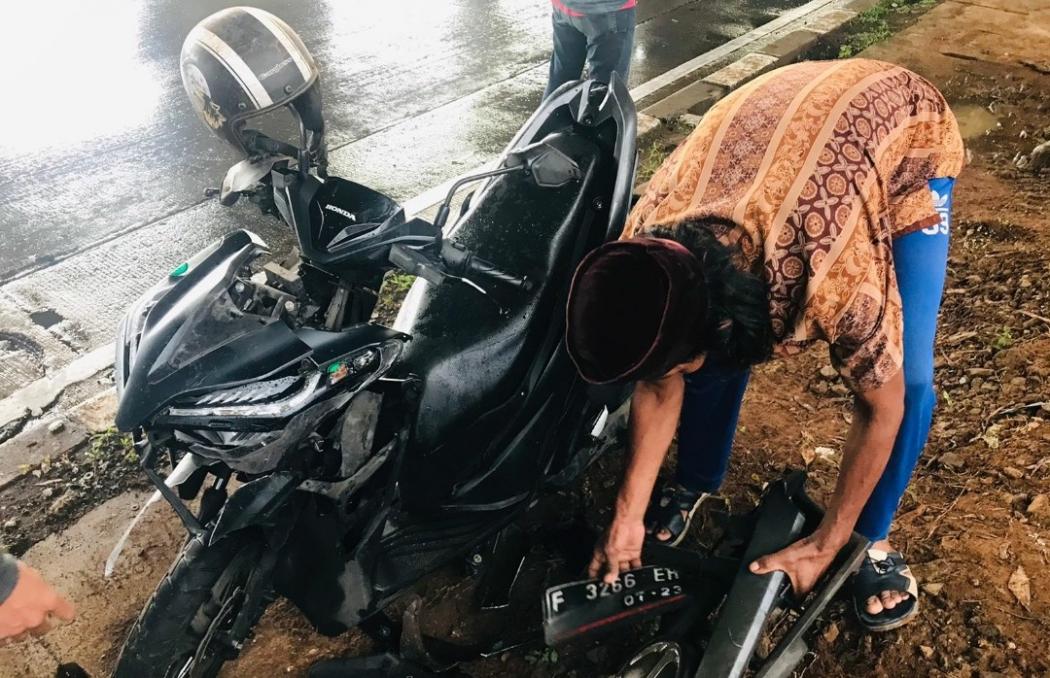 Rem Blong, Truk di Bogor Seruduk Pengendara Motor Berteduh di Pinggir Jalan 