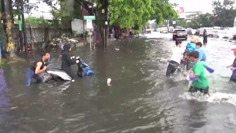 Hujan Deras Guyur Bandung, Pasirkoja Terendam Banjir CIleuncang 80 Sentimeter