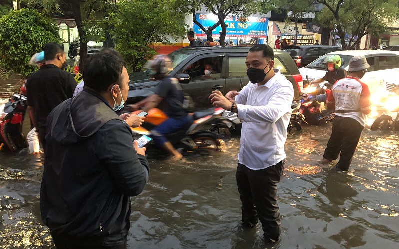 Hujan Deras, Ruas Jalan Protokol Kota Surabaya Terendam Banjir 