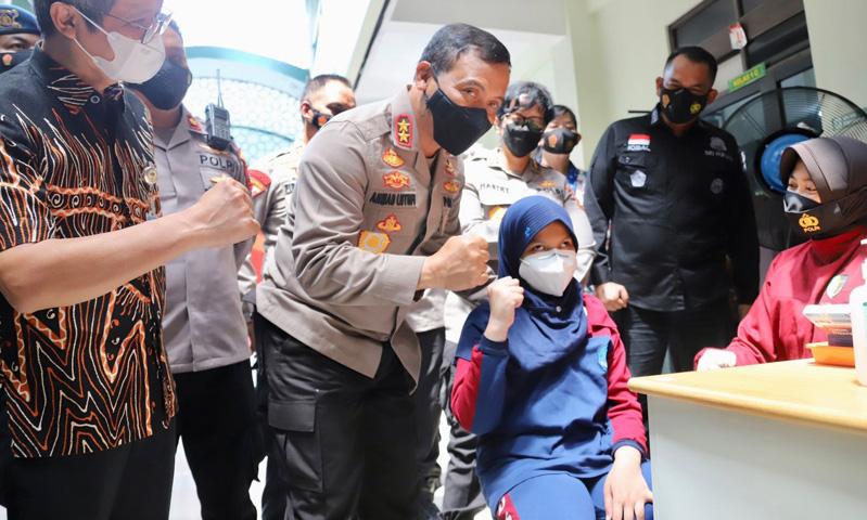 Begini Cara Kapolda Jateng Beri Motivasi Anak-anak agar Tak Takut Disuntik Vaksin