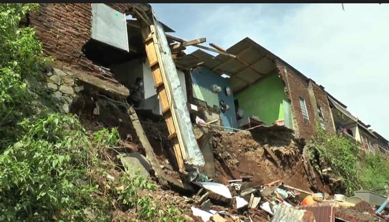 Longsor Terjang Perumahan Siberi Kendal, 4 Rumah Rusak Parah