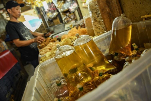 Pedagang Jual Minyak Goreng Curah dan Kemasan Rp20.000 per Liter