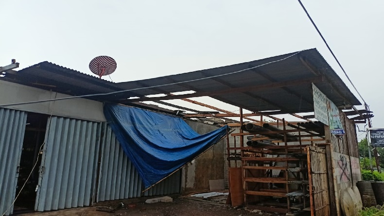 Angin Puting Beliung Terjang 5 Dusun di Karawang, 88 Rumah Warga Rusak