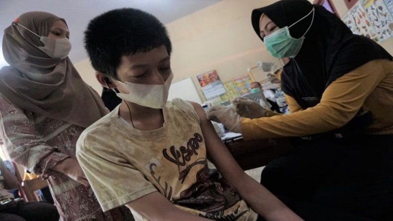 Begini Cara Guru SLB di Batang Hilangkan Rasa Takut Siswanya saat Divaksin Covid-19 