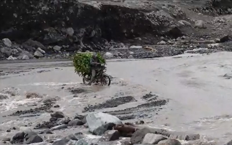 Jembatan Rusak, Warga Lumajang Nekat Seberangi Jalur Lahar Semeru Demi Keluar Dusun