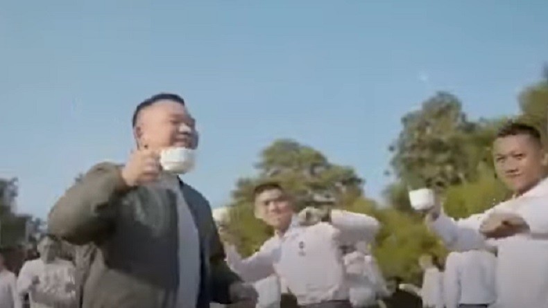 Joget Sambil Pegang Cangkir, Jenderal Dudung Nyanyi Lagu Ngopi Bareng Prajurit