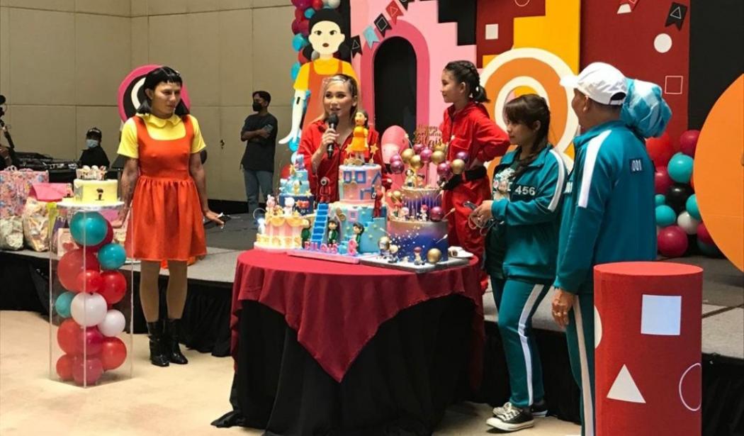 Ayu Ting Ting Sewa 3 Ballroom Hotel Mewah, Gelar Pesta Ulang Tahun Anak Berkonsep Squid Game