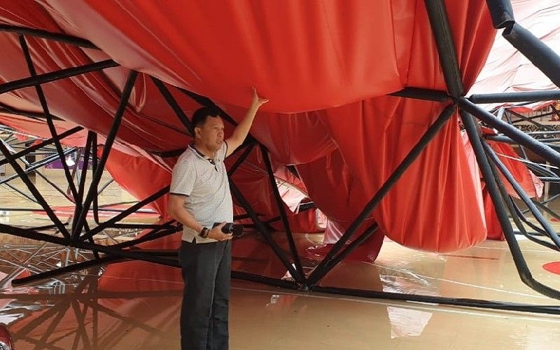 Atap GOR Waringin Jayapura Ambruk Dihempas Hujan Angin