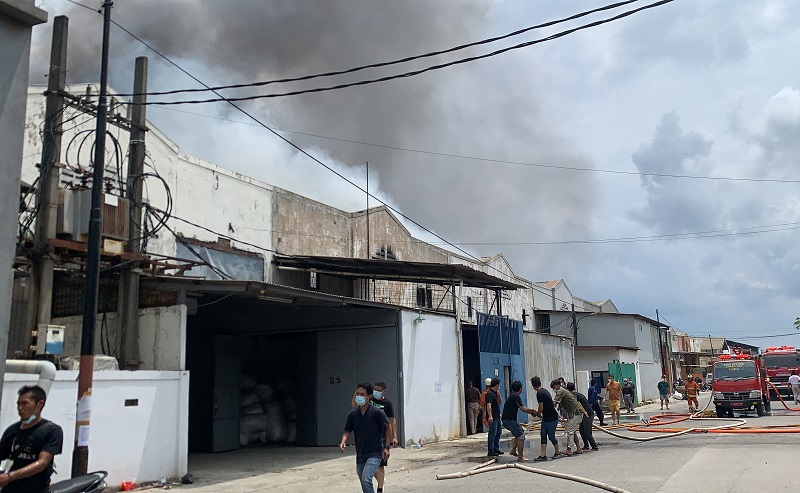 Kebakaran Landa Pabrik Ember di Tangerang, 5 Mobil Damkar dan 1 Ambulans Meluncur