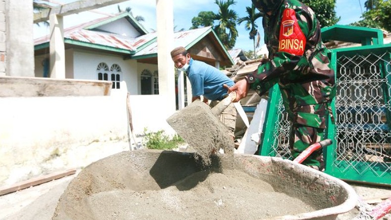 Salut! Babinsa Ishak Nur Sisihkan Gaji untuk Renovasi Masjid Desa