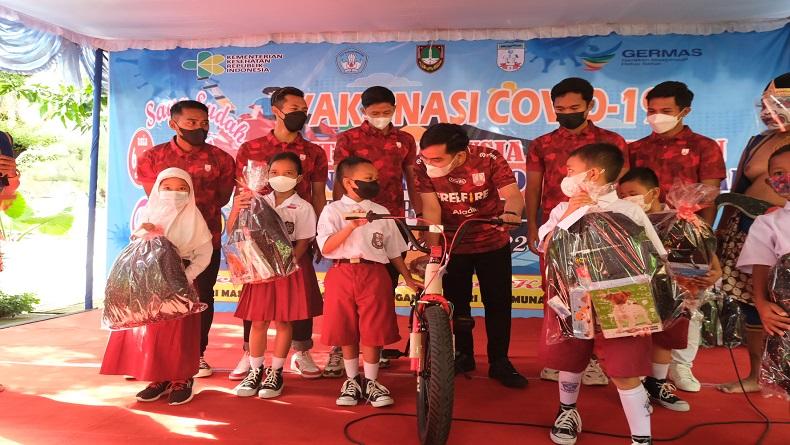 Tinjau Vaksinasi untuk Anak, Gibran Ajak Pemain Persis Solo  