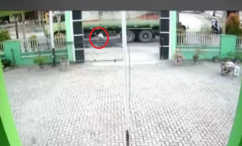 Terperosok Lubang, Begini Kronologi Bocah SD Tewas Terlindas Truk di Agam