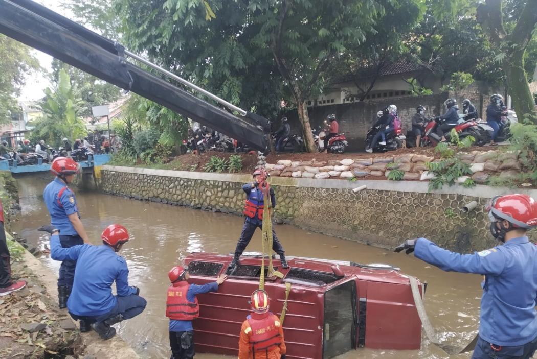 Sopir Mengantuk, Mobil Tercebur ke Kali di Jakagakarsa Jaksel