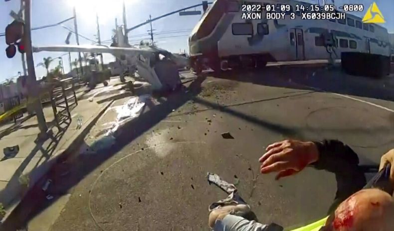 Terekam Kamera, Detik-Detik Pesawat Jatuh di Rel lalu Dihantam Kereta Api