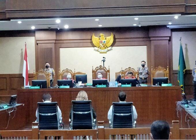 Divonis 1 Tahun Penjara, Sambil Berlinang Air Mata Nia Ramadhani Ajukan Pembelaan