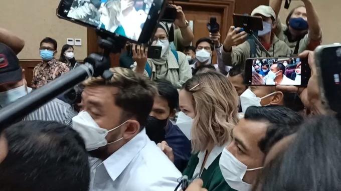 Divonis Setahun Penjara atas Kasus Narkoba, Nia Ramadhani Menghapus Air Mata Lebih dari 5 Kali 