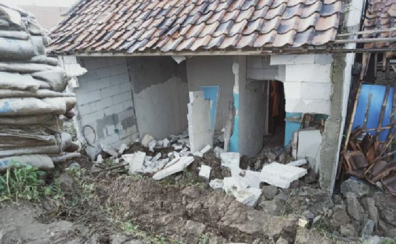 Mencekam, Tanah Longsor Rusak 3 Rumah di Cabangbungin Bekasi saat Hujan Deras