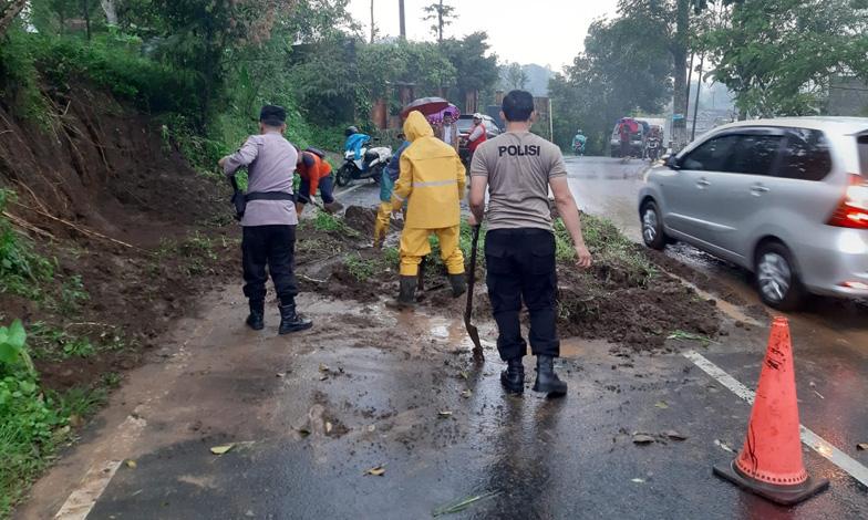 Tebing di Kemitir Longsor, Arus Lalu Lintas Sumowono-Temanggung Tersendat