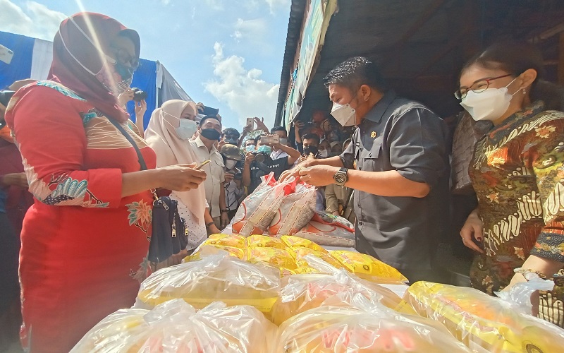 Operasi Pasar di Palembang, 3.456 Liter Minyak Goreng Ludes dalam 1 Jam  