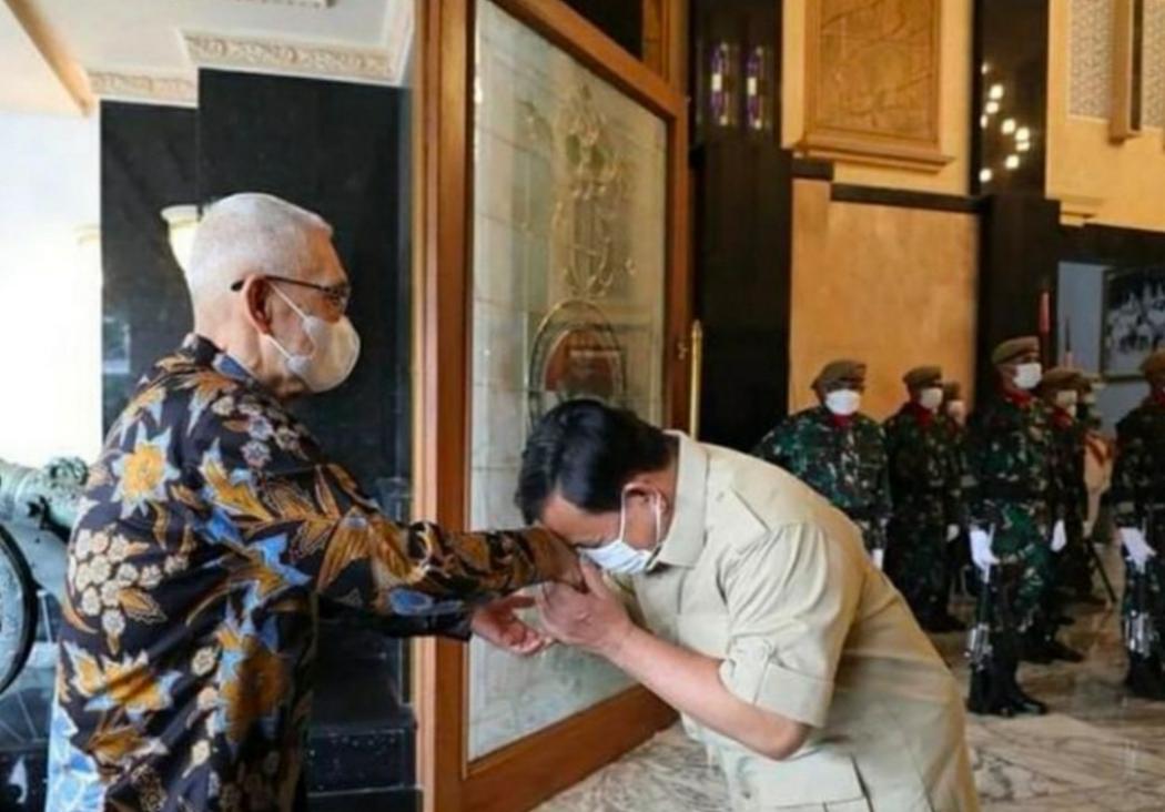 Terima Kunjungan Try Sutrisno, Prabowo Cium Tangan