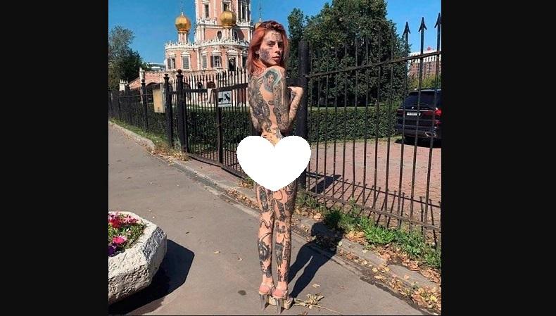 Influencer Penuh Tato Nekat Berpose Bugil di Depan Gereja, Ini Akibatnya...