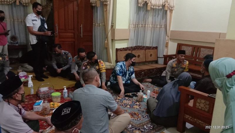 Kronologi Polisi Aniaya Pengantar Jenazah di Lamongan, Todongkan Pistol Lalu Pukuli Korban 