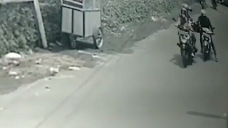 2 Siswi Jadi Korban Jambret di Jalan Purbasari Cimahi, Aksi Pelaku Terekam CCTV