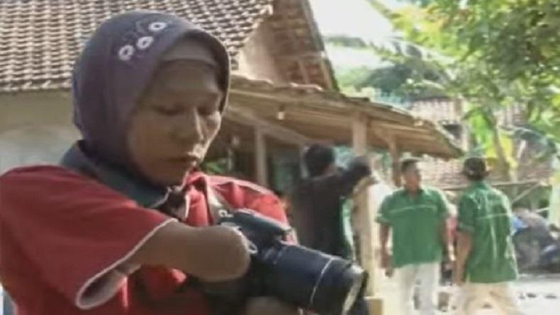 Kisah Inspiratif, Keterbatasan Fisik Tak Halangi Perempuan Ini Jadi Fotografer Andal 