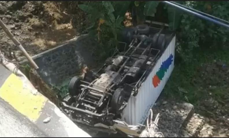 Tabrakan Beruntun di Banyumas, Truk Boks Muatan Paket Terjun ke Jurang 