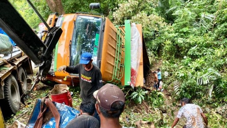Truk Pengangkut Material PLTU Terjun ke Jurang Aceh Besar