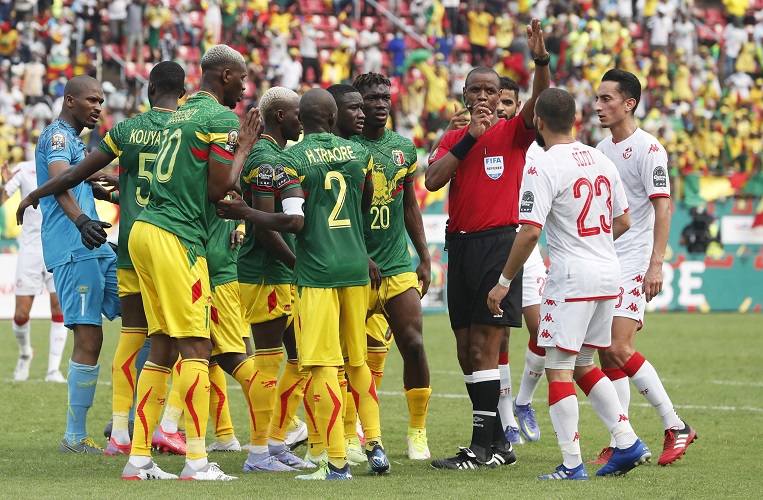 Parah! Wasit Piala Afrika Ini Tiup Peluit Panjang 2 Kali Menit 85 dan 89, Abaikan Protes Pemain