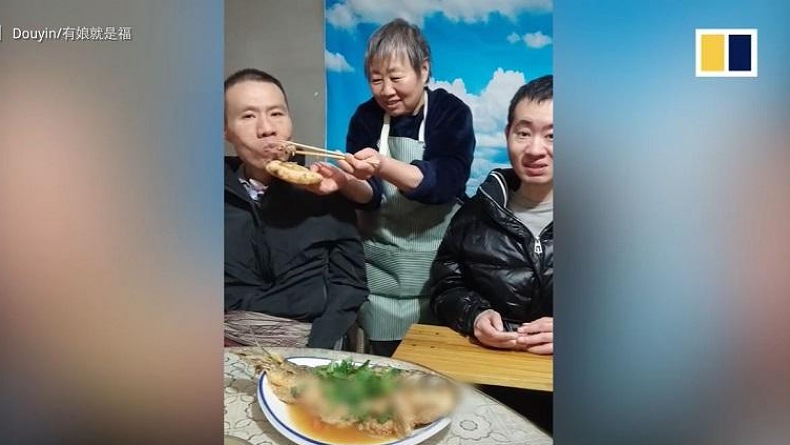 Ibu Ini Jadi Food Blogger demi Hidupi 2 Anak yang Lumpuh